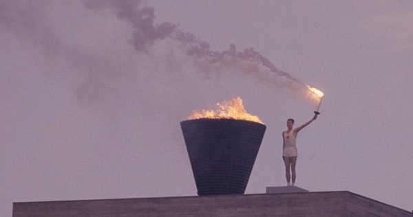 1964年の東京オリンピック、点灯した聖火に日本中がわき上がった