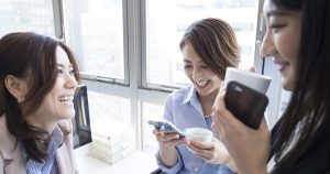 なぜ女は、転びそうになって転ばなかった話をするのか？(c)Monet – Fotolia