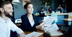 それは弱点指摘？いや、仕事は評価されているかもよ(c)pressmaster – Fotolia