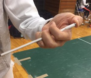 アルミでできたガード部分から電流が伝わり、勝ち負けが決まる