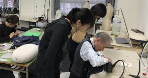 アイロンにも高度なテクニックがいっぱい。寸分もらさず先生のアドバイスを聞く