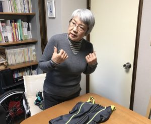 水着をリフォームすることで着脱が楽になり、その人はリハビリにもより熱が入るようになったという