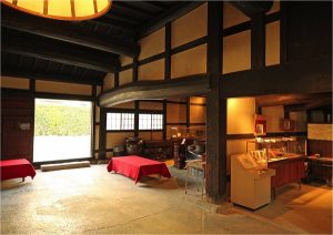 旧杉山家住宅（17世紀）のカマヤ（炊事場）。「煙返し梁」が見える