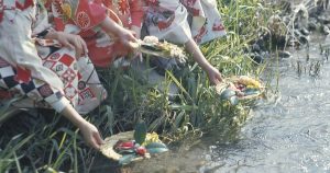 いま楽しまれている流しびなとは少し形は違うが、光源氏も行っていた