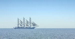 水平線から見えてくる船は帆柱から