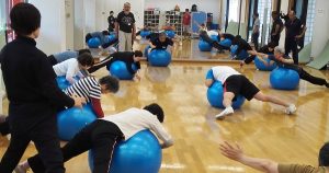 中央大学法学部准教授の村井剛先生　体操風景