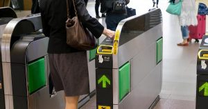 駅の自動改札で戸惑っている人を見かけたら